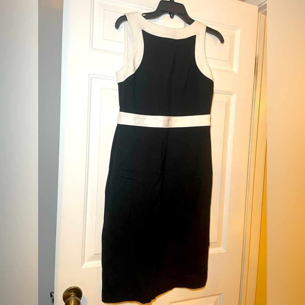 Talbots Woman’s Dress Black & White Knit Size 4 Form Fitting Sheath Classic
